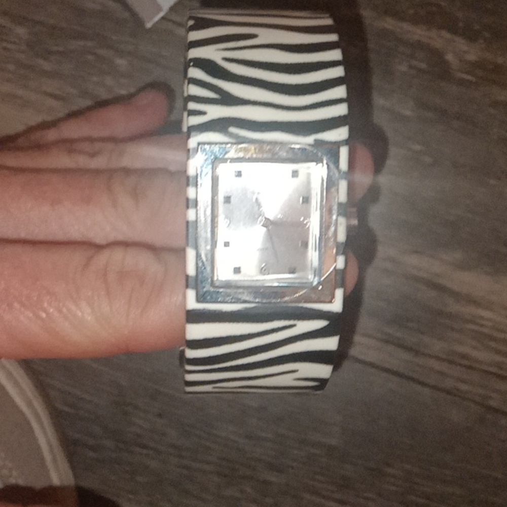 Woman's Fashion Watch (needs battery)